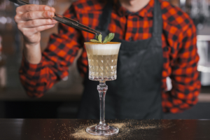 barman prepara un cocktail